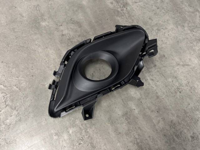 MAZDA GHR450C11A Заглушка (решетка) противотуманных фар бампера переднего правая в наличии Ровно
