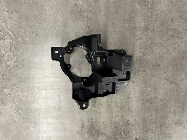 MAZDA KB8B51684 Кронштейн крепления противотуманной фары правой в наличии Николаев