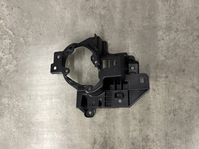 MAZDA KB8B51694 Кронштейн крепления противотуманной фары левой в наличии Чернигов