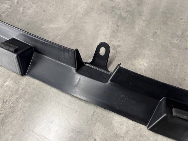 KD45501C0 MAZDA Накладка диффузора радиатора верхняя купить в Кривой Рог