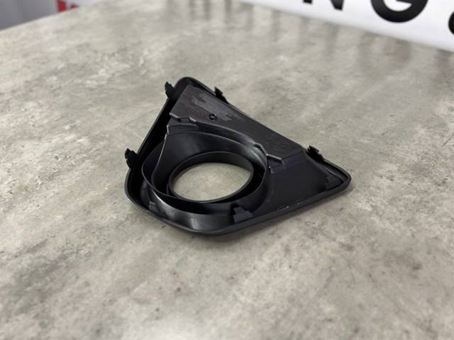 KD5350C11 MAZDA Заглушка (решетка) противотуманных фар бампера переднего правая купить в Ирпень