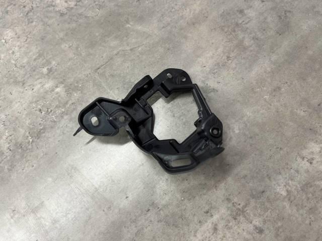 MAZDA KD5351684A Кронштейн крепления противотуманной фары правой в наличии Николаев