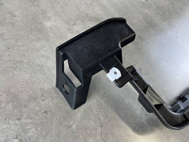 LR037915 LAND ROVER Кронштейн бампера заднего правый купить в Кривой Рог