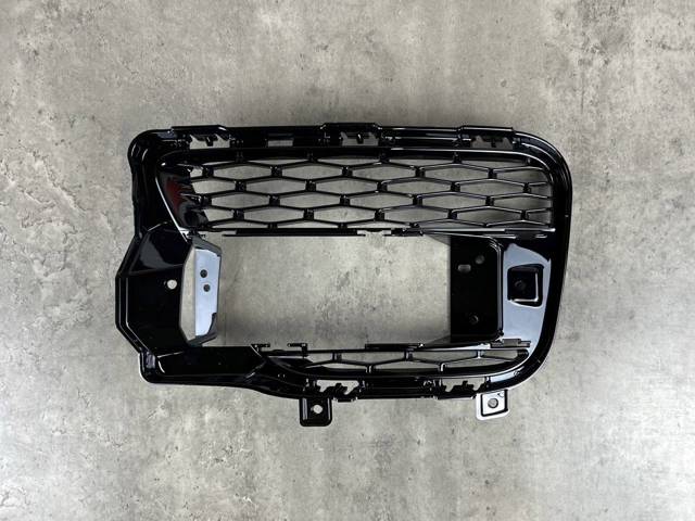 LR045033 LAND ROVER Заглушка (решетка) противотуманных фар бампера переднего правая купить в Ровно