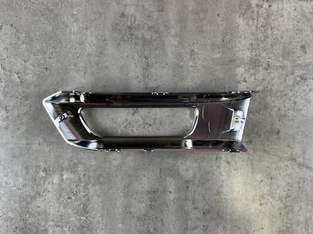 LAND ROVER LR045048 Молдинг решетки бампера переднего правый в наличии Украина