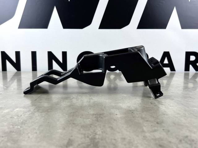 LR050518 LAND ROVER Кронштейн крепления противотуманной фары левой купить в Ровно