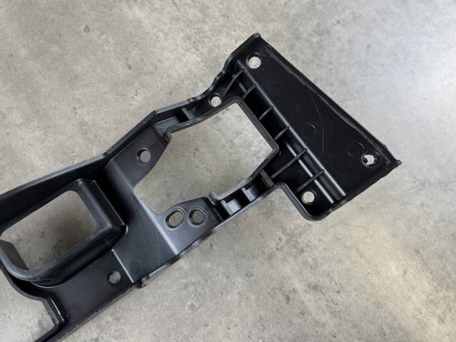 LAND ROVER LR050519 Кронштейн крепления противотуманной фары правой в наличии Киев