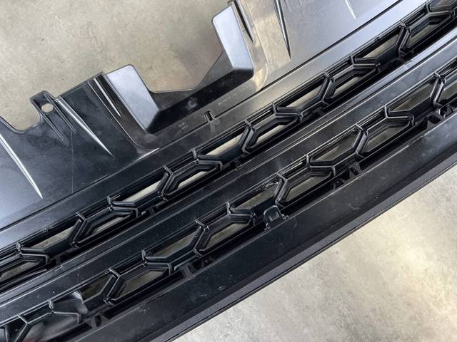 LR066143 LAND ROVER Решетка радиатора купить в Украина