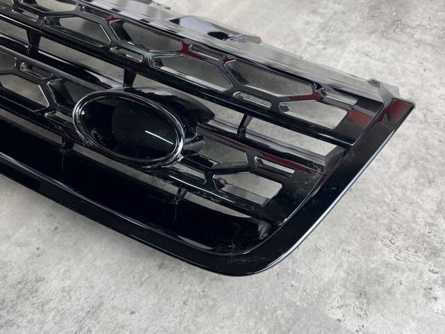 LAND ROVER LR066143 Решетка радиатора в наличии Черкассы