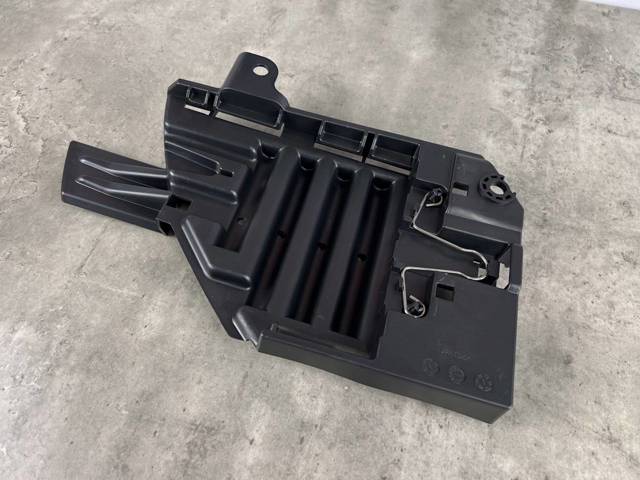 LR066965 LAND ROVER Кронштейн (адаптер) крепления фары передней левой купить в Ужгород