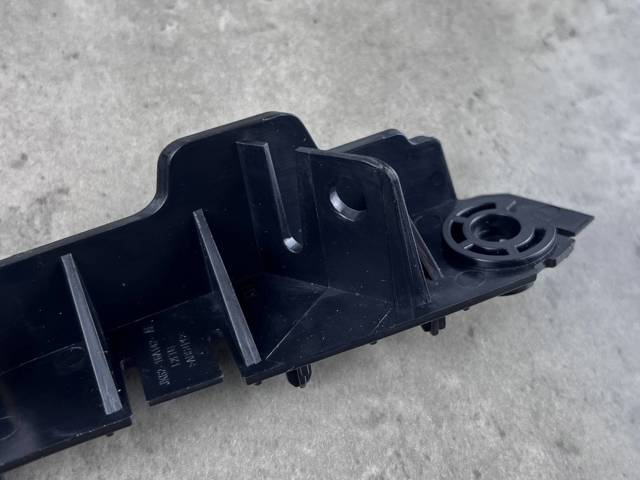 LAND ROVER LR099404 Кронштейн бампера переднего правый в наличии Кривой Рог