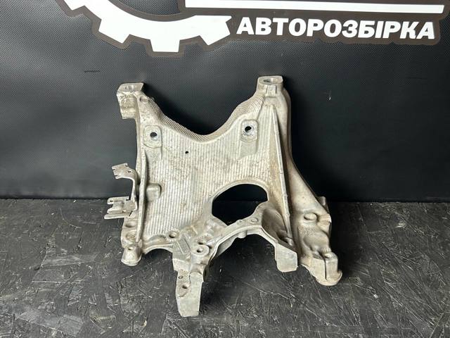 Кронштейн передней балки 8W0399296E VAG
