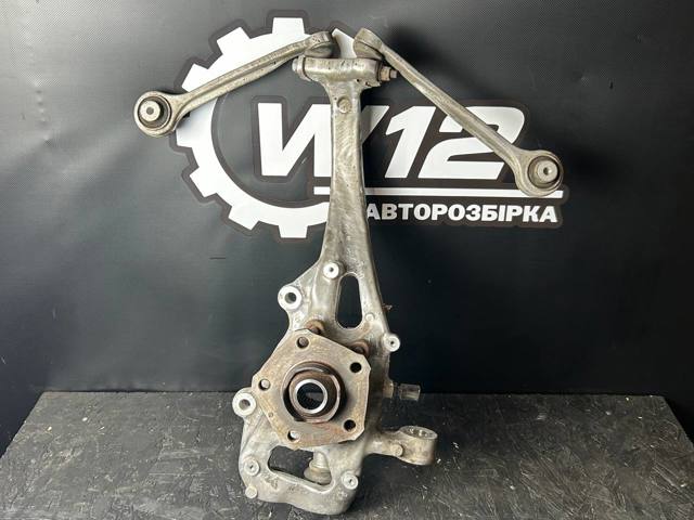 Кулак поворотный передний правый 8W0407254F VAG