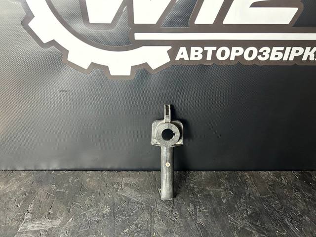 Кронштейн радиатора нижний 8W0805201 VAG