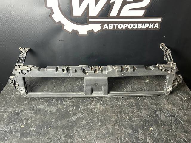 Кронштейн решетки радиатора 8W0807771 VAG
