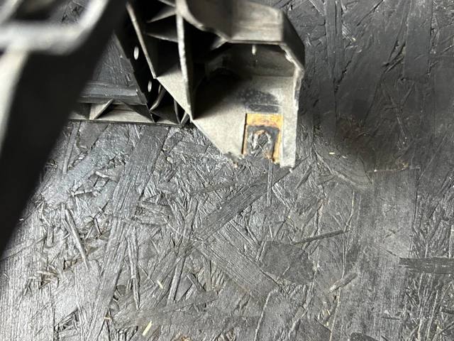 VAG 8W0807771 Кронштейн решетки радиатора в наличии Ровно