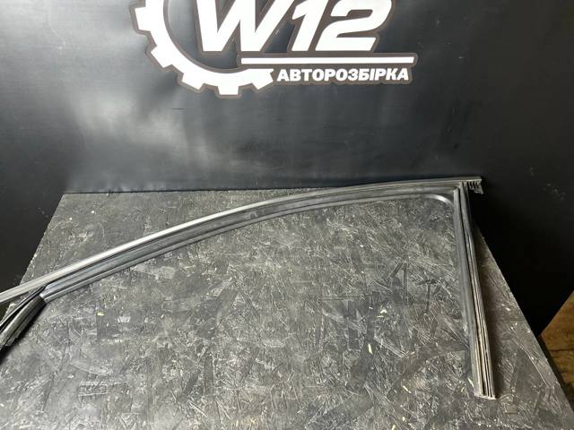 Направляющая стекла рамки двери передней левой 8W0837431C VAG