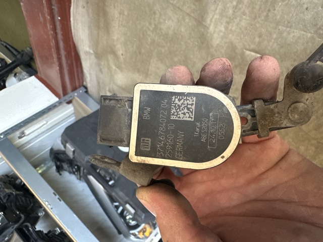6784072 BMW Датчик уровня положения кузова задний купить в Хмельницкий