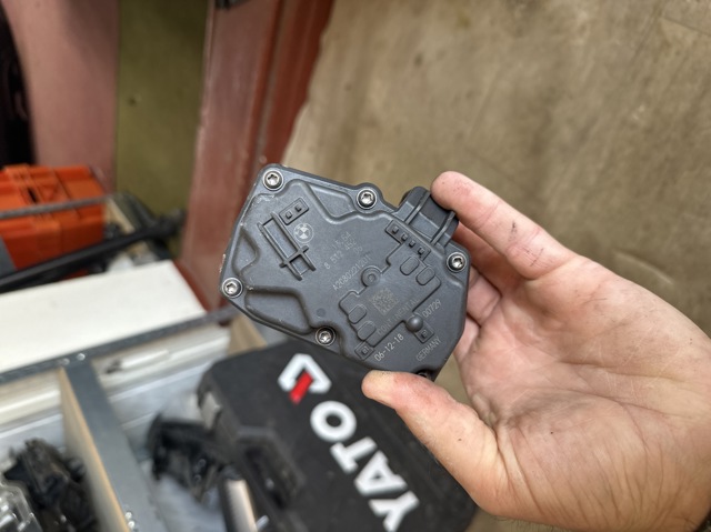 Заслонка воздушная 8512452 BMW