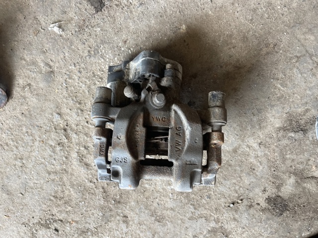 Задний правый суппорт 3Q0615424E VAG