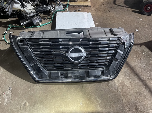 Облицовка радиатора 623106RR0A NISSAN