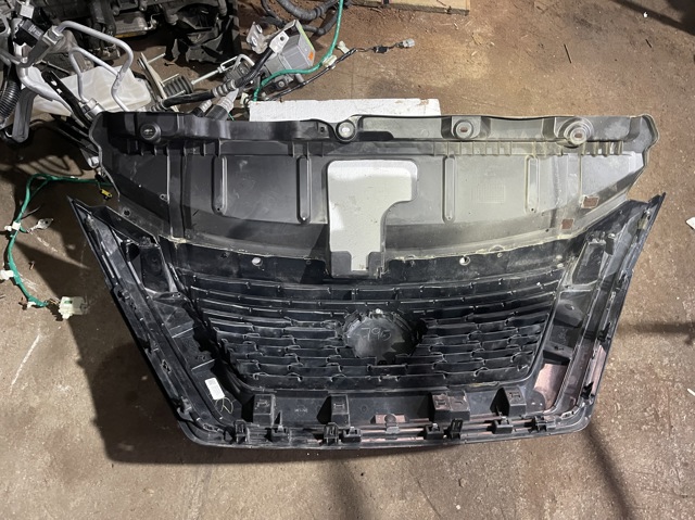 Накладка передней панели (суппорта радиатора) верхняя 623226RR0A NISSAN