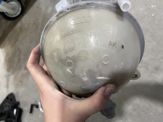 Бачок расширительный 80A121405AK VAG