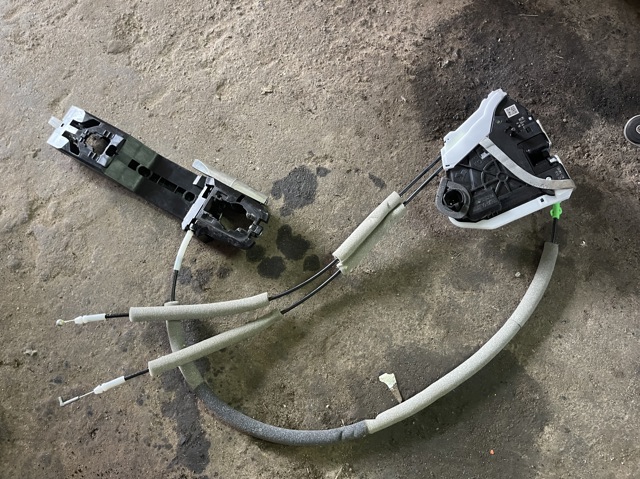 Замок задней левой двери 825016RR0A NISSAN