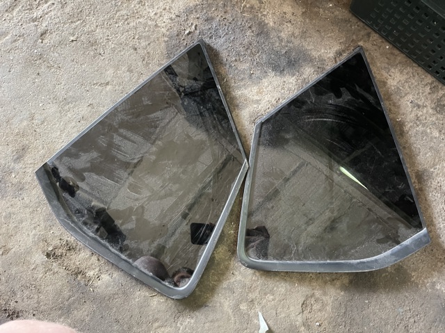 Стекло кузова/багажного отсека, правое 833006RR0A NISSAN