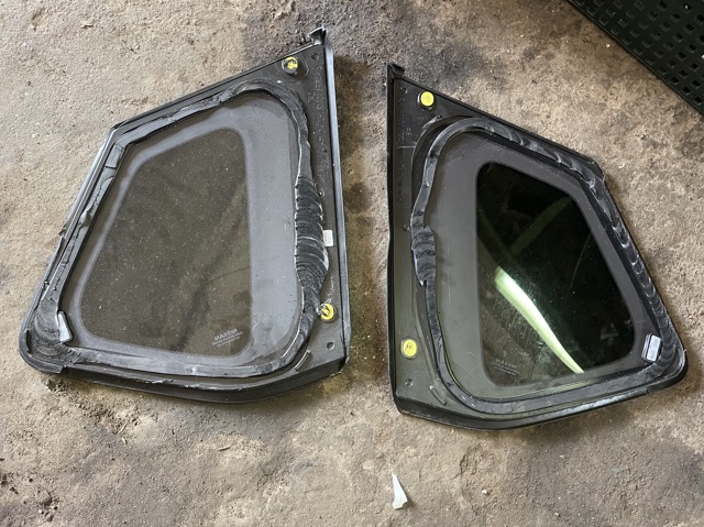 Стекло багажного отсека, левое 833016RR0A NISSAN