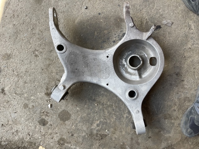 Рычаг задней подвески нижний, правый LB5Z5500A FORD