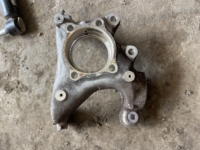 Цапфа поворотная левая LB5Z5B759A FORD