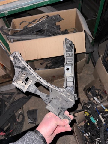 Левый кронштейн заднего бампера A2138850065 MERCEDES