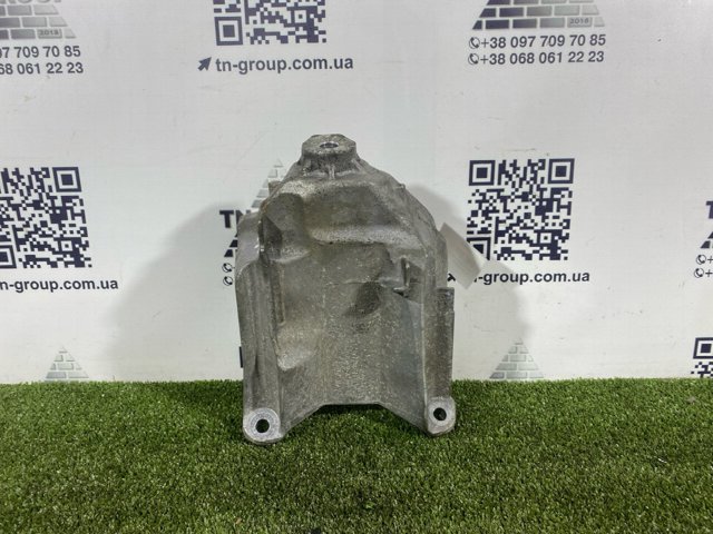 Кронштейн подушки (опоры) двигателя, левой 4M0199307CB VAG