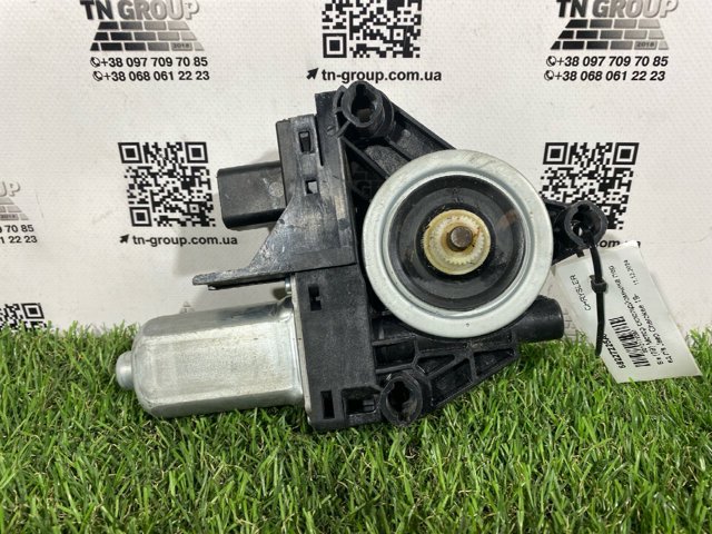 Мотор стеклоподъемника двери передней, правой 68227225AA CHRYSLER