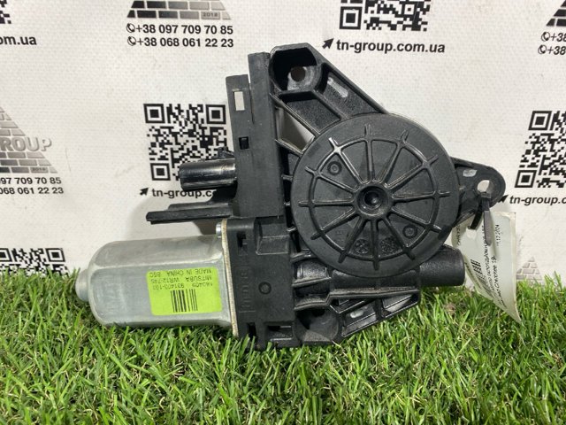 Моторчик стеклоподъемника двери задней, правой 68227366AA CHRYSLER