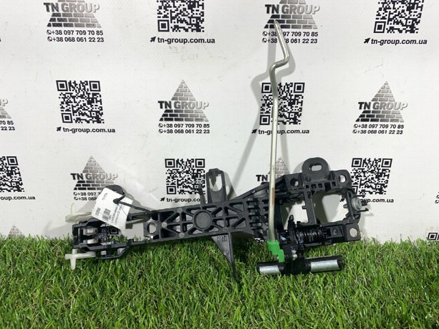 Держатель наружной ручки двери, передней левой 692020R040 TOYOTA