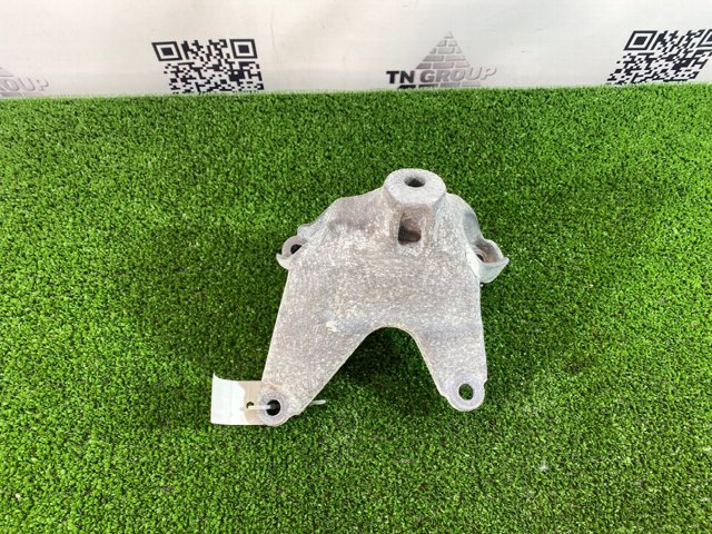 Кронштейн подушки (опоры) двигателя, левой 8W0199307L VAG
