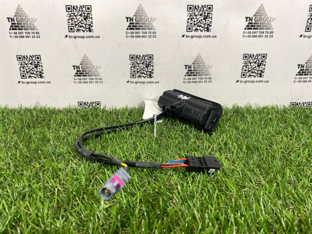 VAG 8W8827566E Кнопка привода замка крышки багажника (двери 3/5-й (ляды) в наличии Хмельницкий