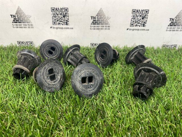 Пистон (клип) крепления накладок порогов 9046722015 TOYOTA