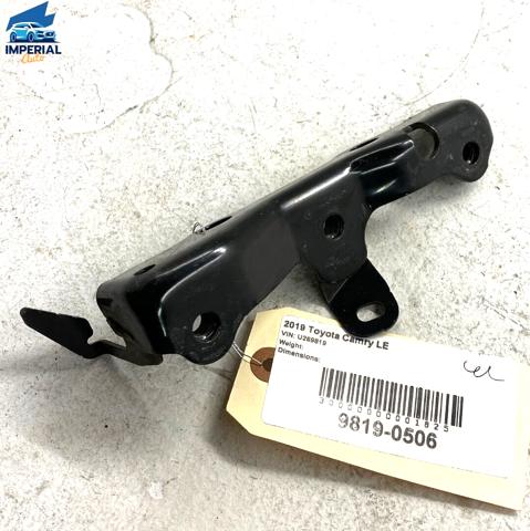 Кронштейн подушки (опоры) двигателя, левой 1230425010 TOYOTA