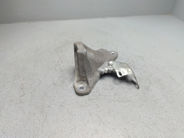 Кронштейн опоры двигателя 1231125070 TOYOTA