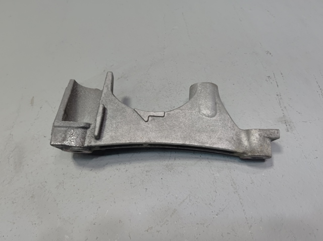 Кронштейн подушки (опоры) двигателя, правой 12341F0010 TOYOTA