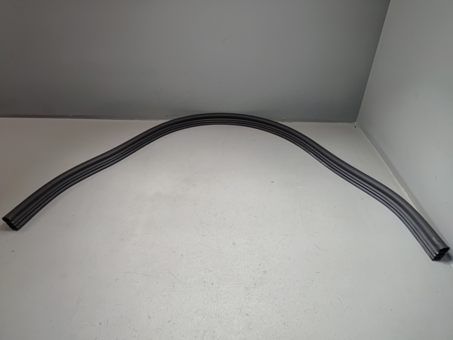Уплотнитель под капот 3CM823723 VAG