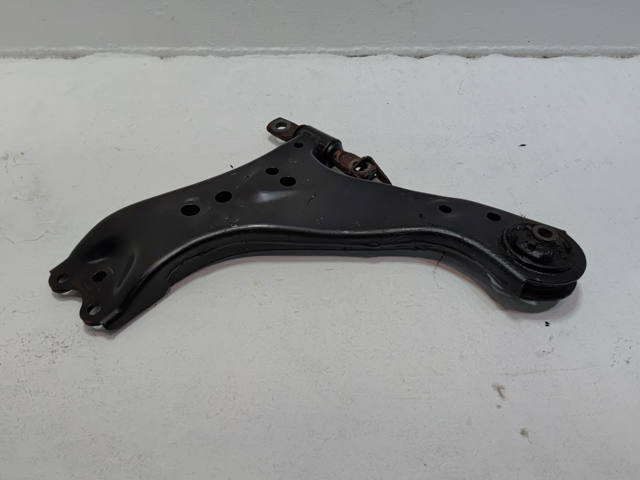 Рычаг передней подвески нижний левый 480690R050 TOYOTA