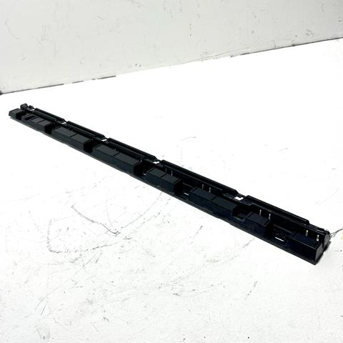 Кронштейн наружной накладки порога правой 51777187102 BMW