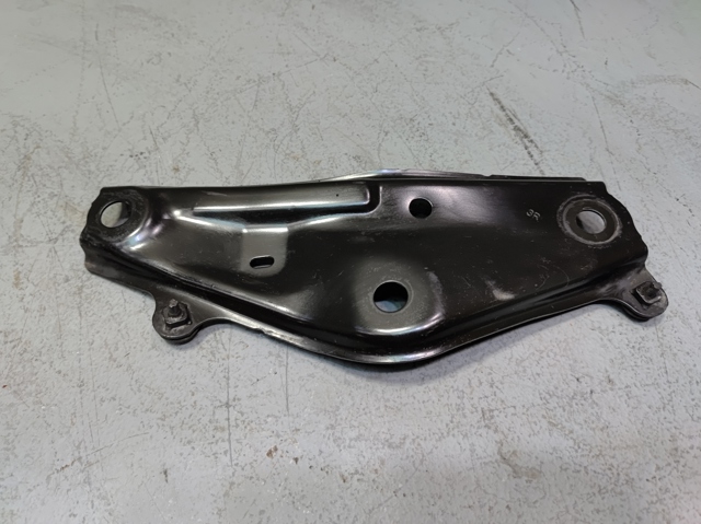Кронштейн передней балки 522570R040 TOYOTA
