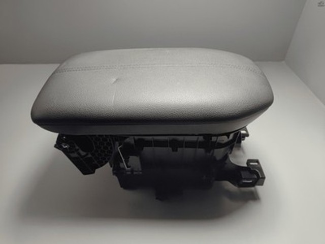 Консоль панели приборов 588100R020C0 TOYOTA
