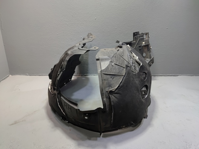 Правый подкрылок переднего крыла 638406RR0A NISSAN