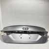 (доставка зі сша в україну 5-15 днів) toyota camry 2018 - 2023 tailgate trunk deck lid shell panel 1j9 silver oem (ціна не остаточна! зверніться до менеджера для узгодження вартості та термінів доставки) 6440106F40